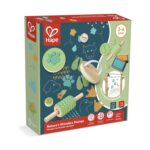 Печати Чудесата на природата 13 части, Hape: зелено-синя кутия „Nature’s Wonders Stamps“ с кръгли щампи с лапичка и цветче, валяк с вълнообразна шарка и тампони с оранжево и синьо мастило.