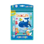 Рисуване с вода Морски свят, Totum: синя книжка със спирала „Sea Life“ с кит, рибки и водолаз до русалка и тюркоазена писалка в лявата част.