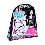 Рок бижута Trendy Me, Totum: черна кутия „Rebel Jewels“ с релефна верига отгоре, момиче с черна коса и розова пола и колие и гривна с черни и сребристи мъниста.