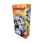Руммикуб Турбо, Rummikub: висока оранжево-жълта кутия с червено лого и сребрист надпис на играта, по която бели зарове с червени, сини и черни числа летят над светеща писта.