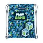 Спортна чанта Play Game, 44 x 33 см, Astra: торба на синьо-зелени изометрични кубчета с усмихнати лица по някои от тях и тъмносини връзки, а под табелката „ASTRABAG“ стои бяло-зелен блоков надпис.