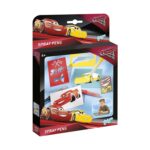 Спрей писалка Cars 3, Totum: червено-черна кутия „Spray Pens“ със Светкавицата Маккуин и жълта състезателна кола, шаблон с карирани знамена и ръка, която оцветява картинка с пръскащ маркер.