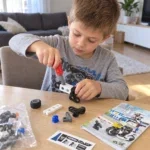 Дете сглобява STEM Creator Полиция с отвертка по книжката с инструкции