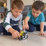 Две деца играят заедно с полицейския мотор STEM Creator