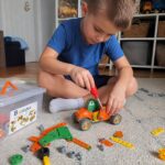 Дете сглобява конструктор Build & Play с отвертка на пода вкъщи