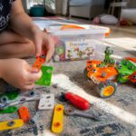 Детски ръце сглобяват модел от конструктор Build & Play до кутията
