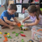 Две деца сглобяват заедно STEM конструктор Build & Play