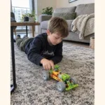 Дете играе с готовия модел на пода