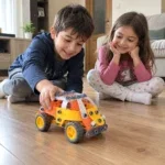 Деца играят със сглобения джип от STEM Конструктор Technik 5 в 1