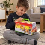 Дете държи кутията на STEM Конструктор Technik 5 в 1, 148 части