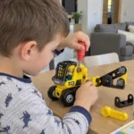 Дете сглобява жълтия кран с отвертка – STEM Конструктор 3 в 1