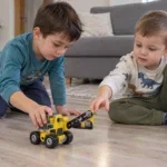 Две деца играят с жълтия кран от STEM Конструктор 3 в 1