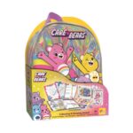 Творчески комплект Care Bears 2 в 1 раница с комплект за рисуване, Lisciani: холографска прозрачна раничка с лилави презрамки и розово и жълто мече с вдигнати лапи, поставена в опаковка с листове за оцветяване и флумастери.