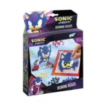 Творчески комплект декоративни мъниста Sonik, Totum: лилава кутия „Sonic Prime Ironing Beads“ със синия таралеж Соник и две негови фигури, наредени от цветни мъниста върху квадратна основа.