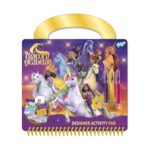 Творчески комплект Unicorn academy Книжка с активности, Totum: лилав спирален бележник със златна дръжка, корица с еднорози и ездачки, три гел химикалки в лилаво, жълто и розово и надпис „Designer Activity Pad“.
