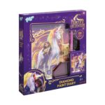 Творчески комплект Unicorn Academy Таен дневник с диаманти, Totum: лилава кутия с прозорче към тефтер с еднорог и момиче, обсипан с цветни кристалчета, златно катинарче, писалка, тавичка и надпис „Diamond Paint Diary“.