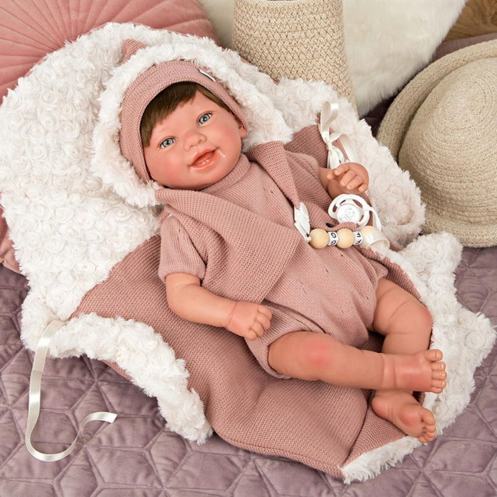 usmixnata-kukla-bebe-ximena-v-rozovo-i-canta-za-nosene-45-sm-692a7a4b8e07e Усмихната кукла бебе Химена с чанта за носене Arias