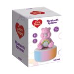 Високоговорител Care Bears Bluetooth, Lisciani: бяла кутия с розово мече с дъга на коремчето, седнало върху кръгла колонка в преливащо синьо, розово и оранжево.