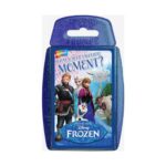Игра с карти Frozen Moments, Top Trumps: син блестящ пластмасов калъф с карти, на чиято корица Елза и Анна стоят между Кристоф и Свен, а Олаф е отпред.