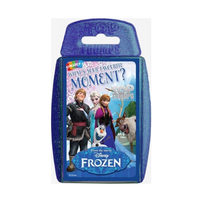 igra-s-karti-top-trumps-frozen-moments-1500 Игра с карти Frozen Moments, Top Trumps: син блестящ пластмасов калъф с карти, на чиято корица Елза и Анна стоят между Кристоф и Свен, а Олаф е отпред.