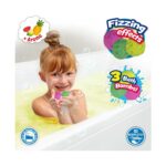 Дете държи бомбички за баня INKEE Fruity Pack във вана с оцветена вода