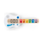 Бялата китара Hape Baby Einstein отпред, с цветните клавиши с животни по грифа