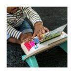 Бебе докосва цветните клавиши на пианото Hape Baby Einstein