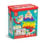 Дървени кубчета за игра Hape с балансираща основа в кофа с червен капак и дръжка