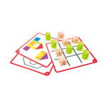 Кубчета Hape върху картите за игра, едната с поле за морски шах