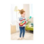 Момиченце танцува с детската китара Hape Pixelz в хола