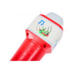 Отблизо пикселният екран на микрофона Hape Pixelz със зелена фигурка и сини ноти