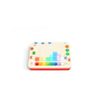 Пианото Hape Pixelz отпред, с няколко светещи пиксела над цветните клавиши