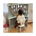 Момиченце на столче рисува на зеления модул Feelkids, изправен като бюро с полица