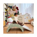 Момиченце седи върху зелената арка на катерушката Feelkids, а светлосивата рампа е спусната