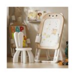 Кафявата дъска Feelkids 2 в 1 с бялата страна за рисуване, зад нея страната с конструктор и столче със зайчешки уши