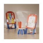 Двете страни на червената дъска Feelkids 2 в 1 в стая, а между тях синьо столче със зайчешки уши