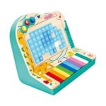 Пианото Hape Pixelz под ъгъл, със светещ син пикселен екран, жираф и цветни клавиши