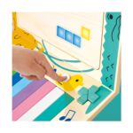 Детски пръст натиска бутона с патенце на пианото Hape Pixelz, а на екрана светят квадратчета