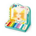 Пианото Hape Pixelz отпред, с екран, светещ в оранжево и жълто