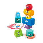 Всички форми от играта за баланс Hape, наредени в кули, и картите със задачи