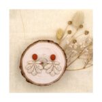 Обеци от полимерна глина Fimo Effect Boho в светли тонове, поставени върху дървено резенче