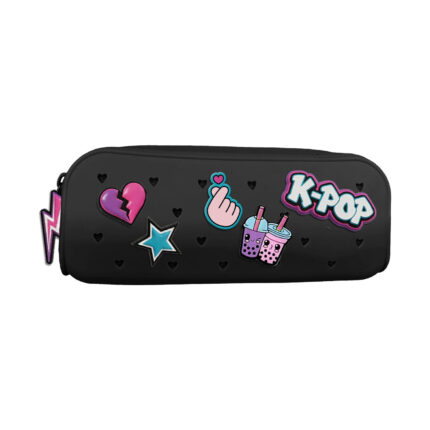 Силиконов несесер за училище CoolPack K-pop Dark в черно, с цветни значки: сърце, звезда, бъбъл чай и надпис K-POP