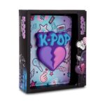 Скуиши тефтер CoolPack K-pop Bright в подаръчна кутия, с меко сърце в лилаво и розово и надпис K-POP на корицата