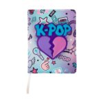 Корицата на скуиши тефтера CoolPack K-pop Bright в светлосиньо и лилаво, с изпъкнало сърце и лента разделител