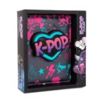 Скуиши тефтер CoolPack K-pop Dark в подаръчна кутия, с черна корица и изпъкнало сърце с надпис K-POP