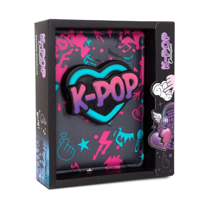 Скуиши тефтер CoolPack K-pop Dark в подаръчна кутия, с черна корица и изпъкнало сърце с надпис K-POP Скуиши тефтер CoolPack K-pop Dark в подаръчна кутия, с черна корица и изпъкнало сърце с надпис K-POP