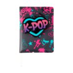 Черната корица на скуиши тефтера CoolPack K-pop Dark с розови и сини рисунки и мека фигурка на сърце