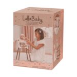 Кутията на столчето за хранене за кукли Battat LullaBaby, на която момиче храни кукла в столчето