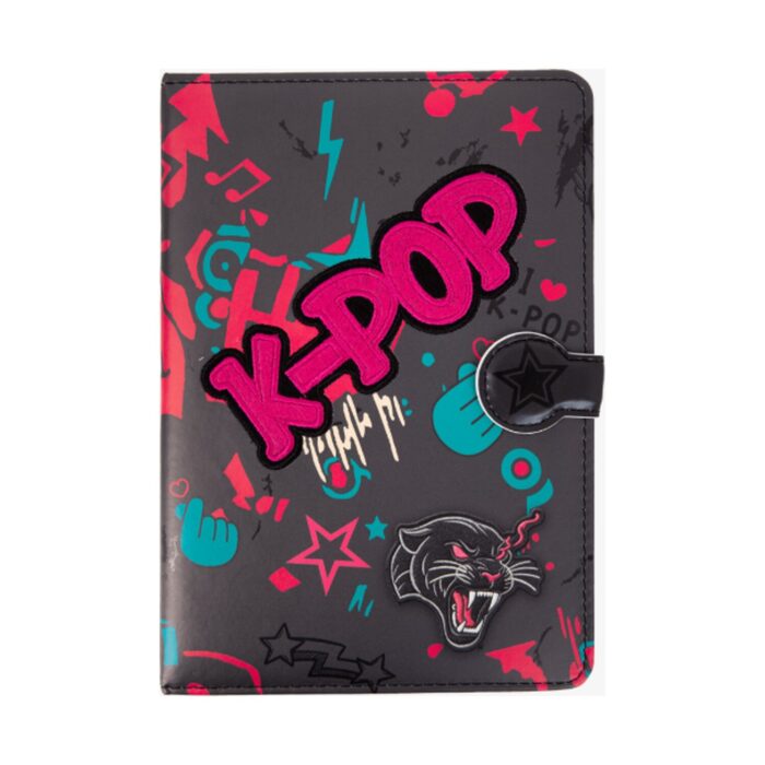 Тефтер A5 CoolPack K-pop Dark с магнитно закопчаване и черна корица с розов надпис K-POP и пантера Тефтер A5 CoolPack K-pop Dark с магнитно закопчаване и черна корица с розов надпис K-POP и пантера