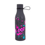 Черната термо бутилка CoolPack K-pop Dark с голям розов надпис K-POP и връзка на капачката